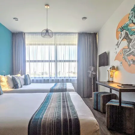 Teleport Hotel